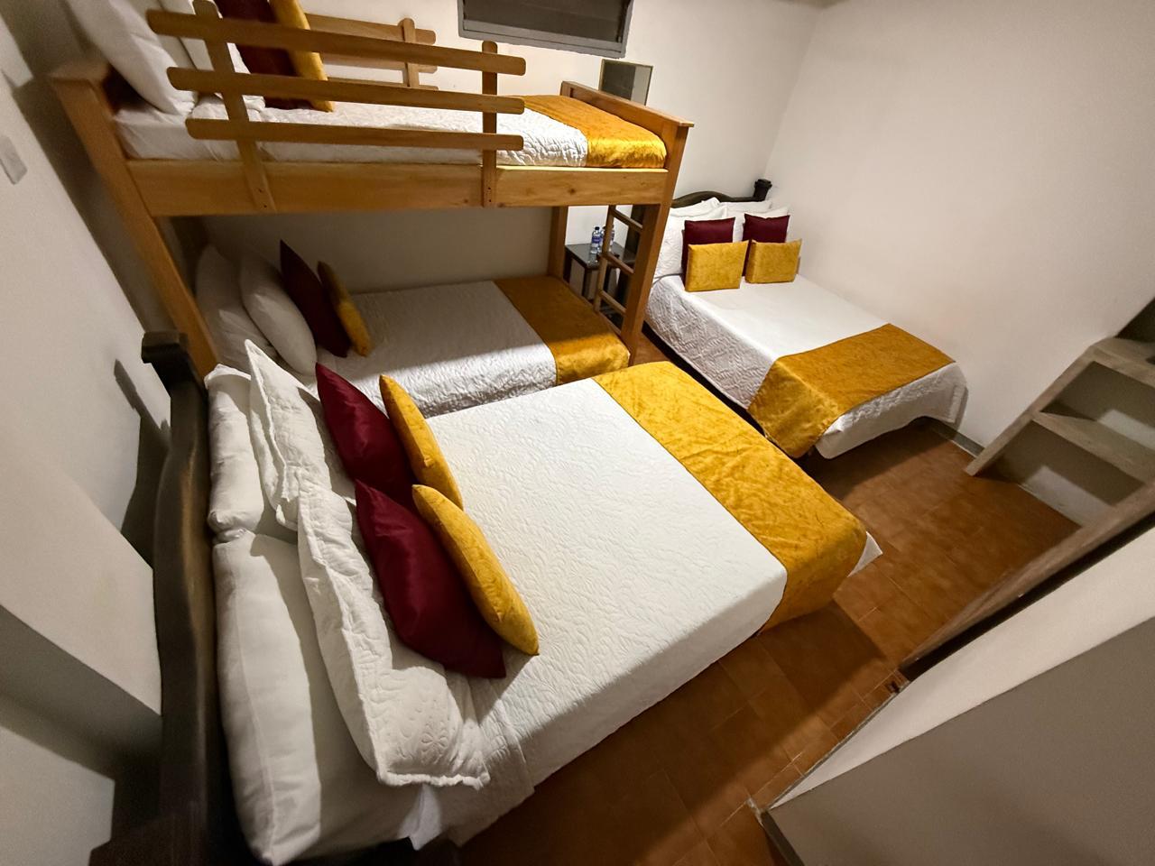 Habitación con cama y camarote en Marana